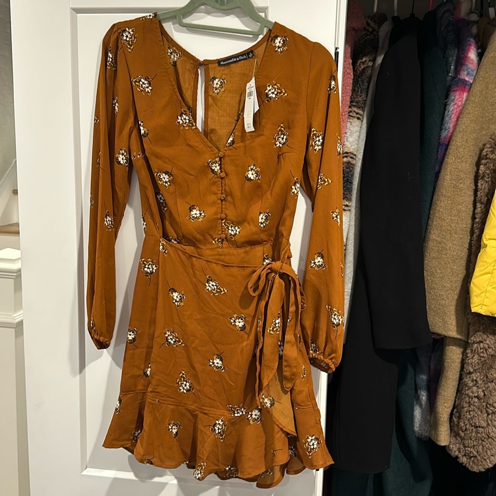 Abercrombie Mini long sleeve wrap dress. Never worn new with tags size small.